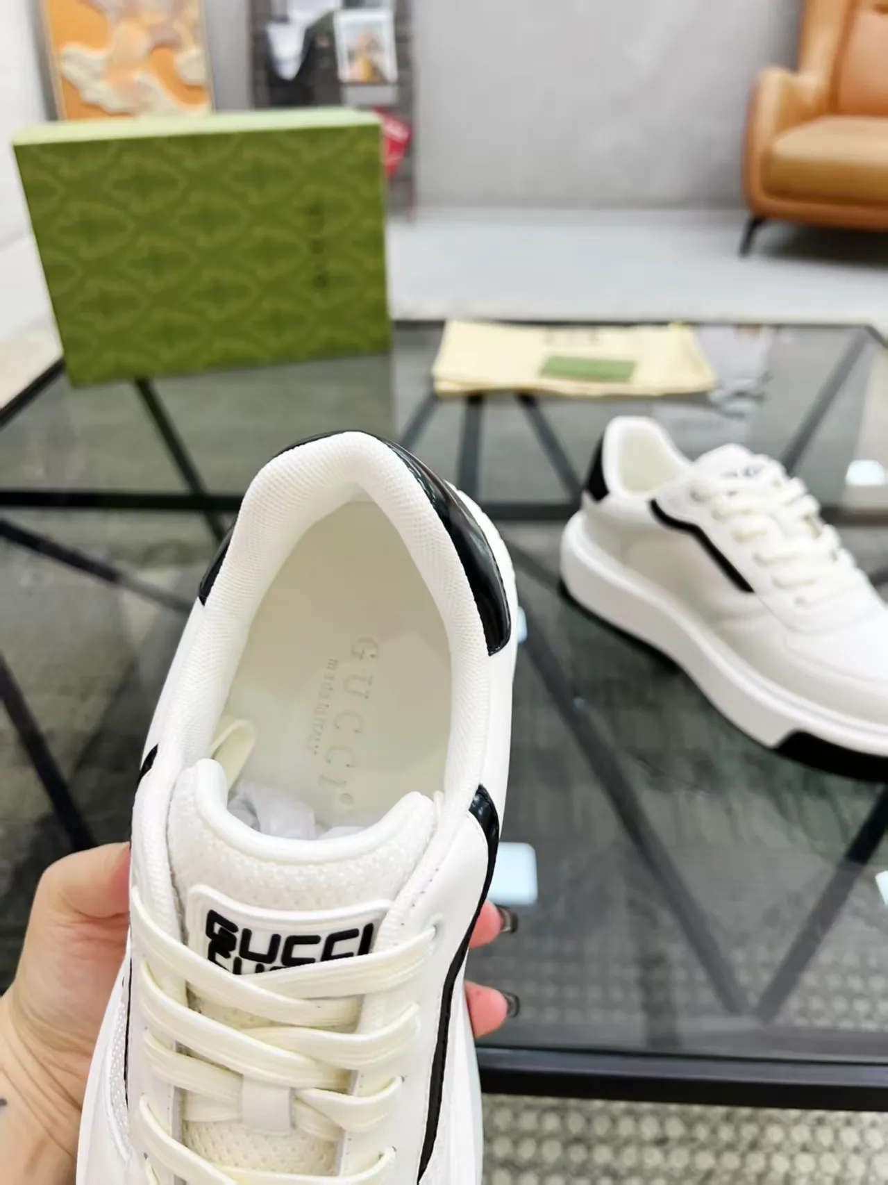 P440 new men's shoes GUCCI [Lightning] latest shoes are shipped. Original quality, fashionable, made of special materials, sheepskin lining, brand new packaging. The foot feels super comfortable and the workmanship is impeccable. Size: 38-45